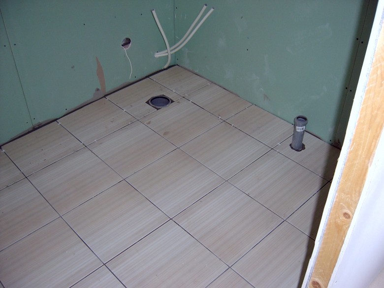 Плитка в каркасной ванне. Плитка на деревянный пол в ванной. ЦСП на пол под плитку. ЦСП плита на пол под плитку. ЦСП под плитку на деревянный пол.